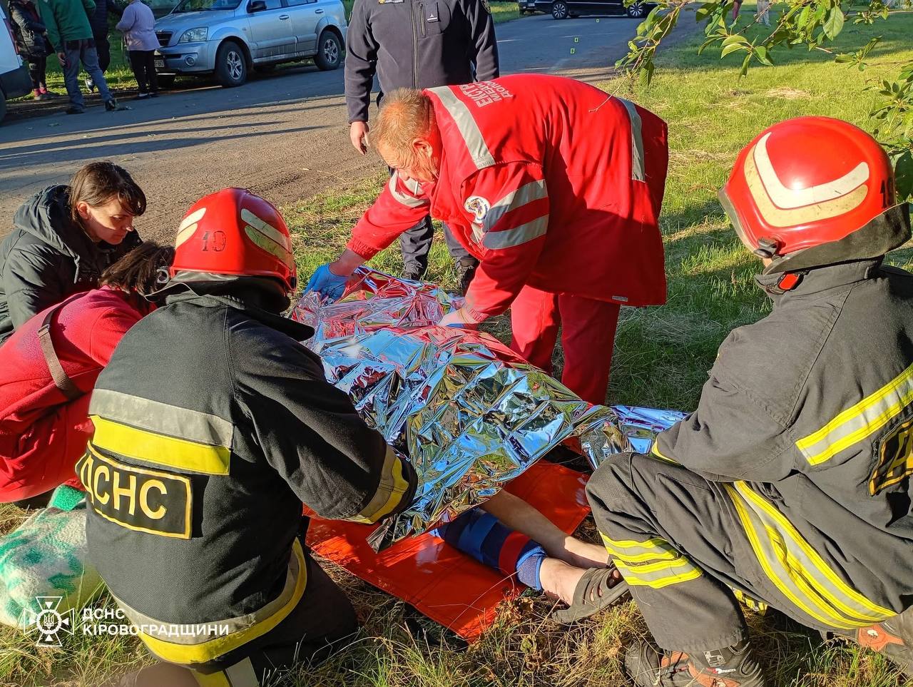 Рятувальники спільно з працівниками поліції деблокували постраждалих із понівеченого транспортного засобу.