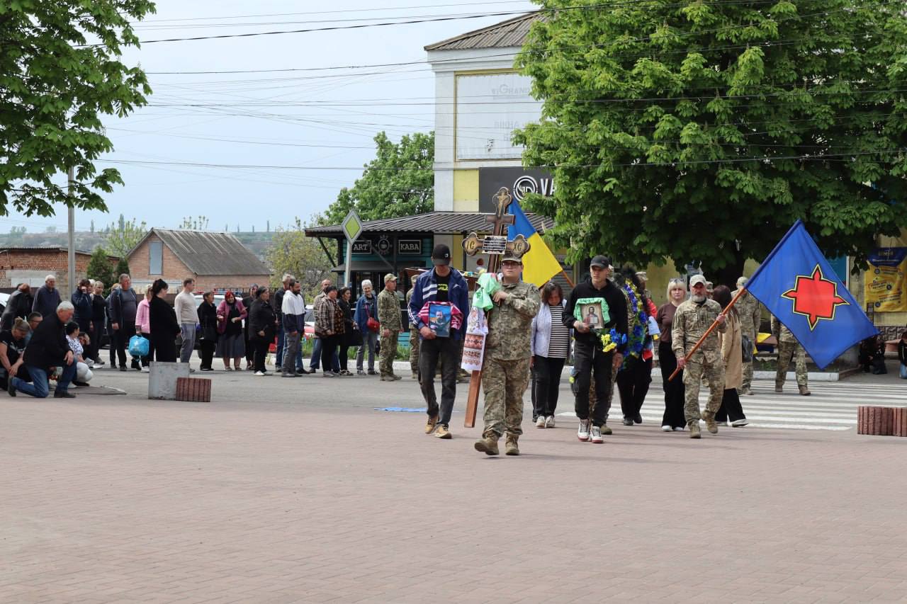 Новоукраїнська громада попрощалася з двома загиблими на війні з рф бійцями - Анатолієм Жежілем та Віталієм Цараном.