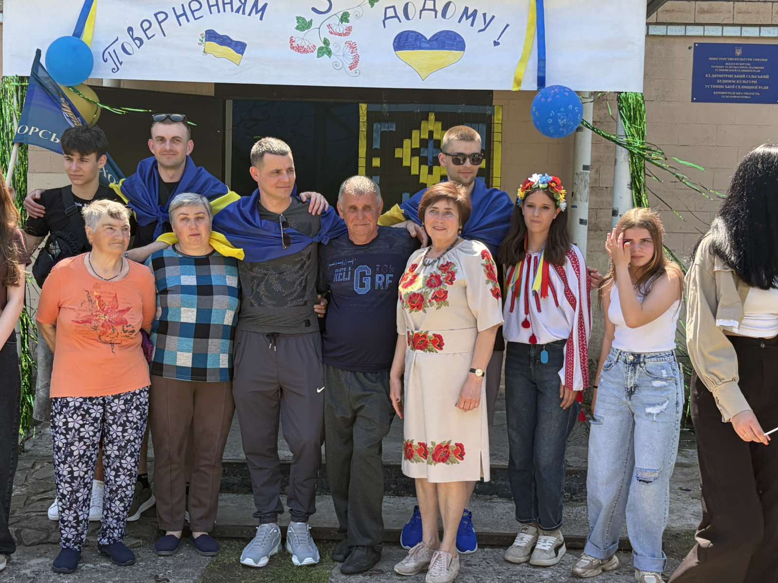 У селі Новоігорівка місцеві жителі зустрічали морського піхотинця Володимира Беца, який після російського полону приїхав додому