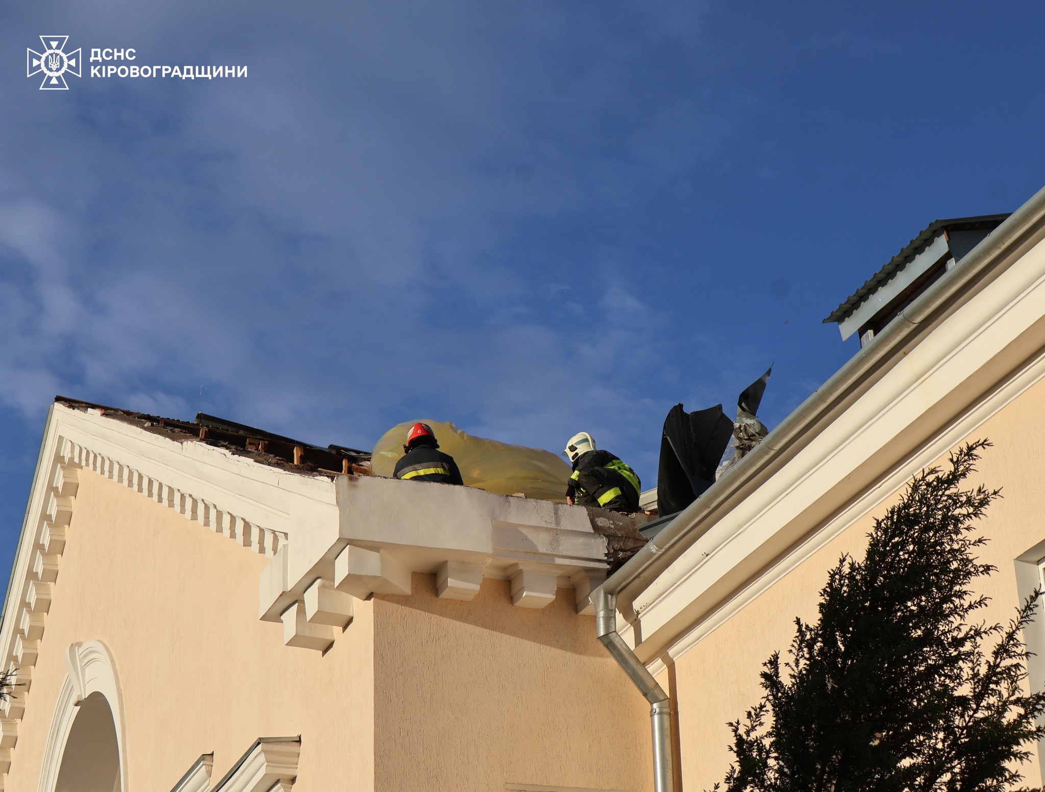 Ртувальники ліквідовують наслідки негоди, перекривають дах