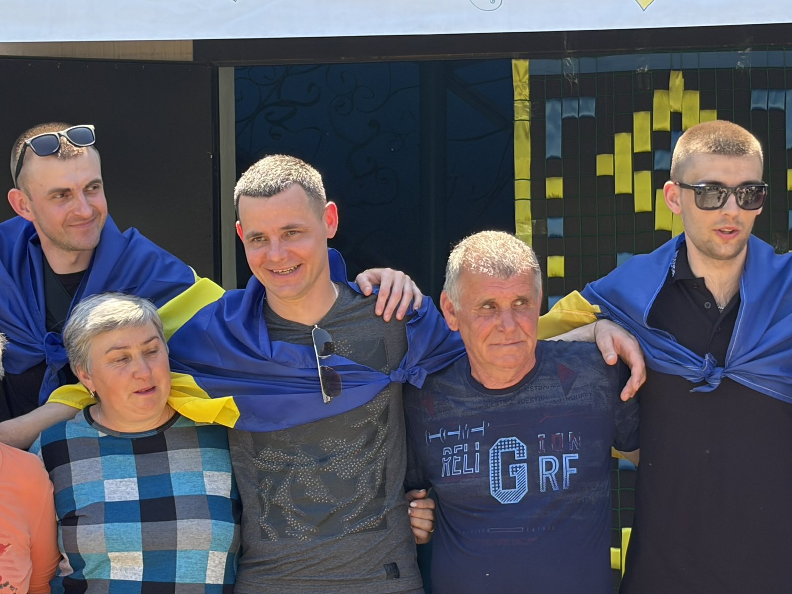 У селі Новоігорівка місцеві жителі зустрічали морського піхотинця Володимира Беца, який після російського полону приїхав до батьківської домівки.