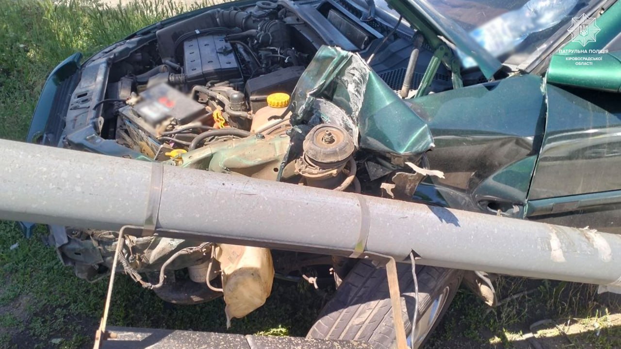 Водій Opel Vectra у Кропивницькому не впорався з керуванням та врізався у світлофор.