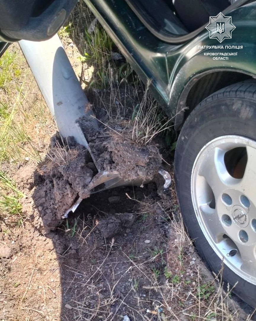 Водій Opel Vectra у Кропивницькому не впорався з керуванням та врізався у світлофор.