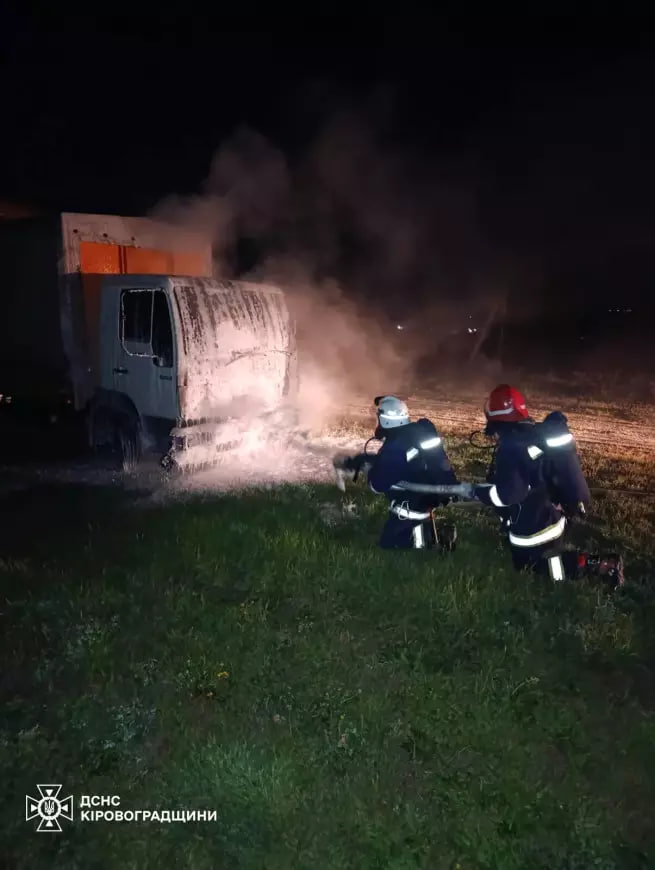 Пожежники гасять вантажівку