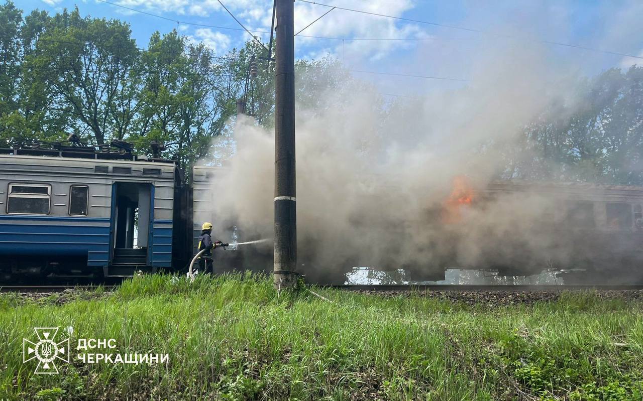 Рятувальники гасять вагон електропоїзда