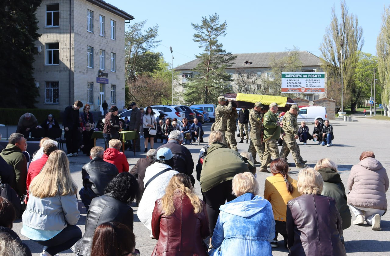 Жителі Світловодська попрощалися з полеглим бійцем