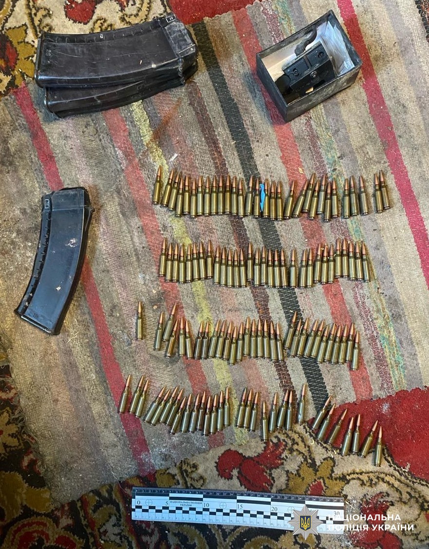 У Новоукраїнському районі поліцейські по гарячих слідах затримали 51-річного чоловіка, який, погрожуючи автоматом, скоїв розбійний напад на продуктовий магазин.