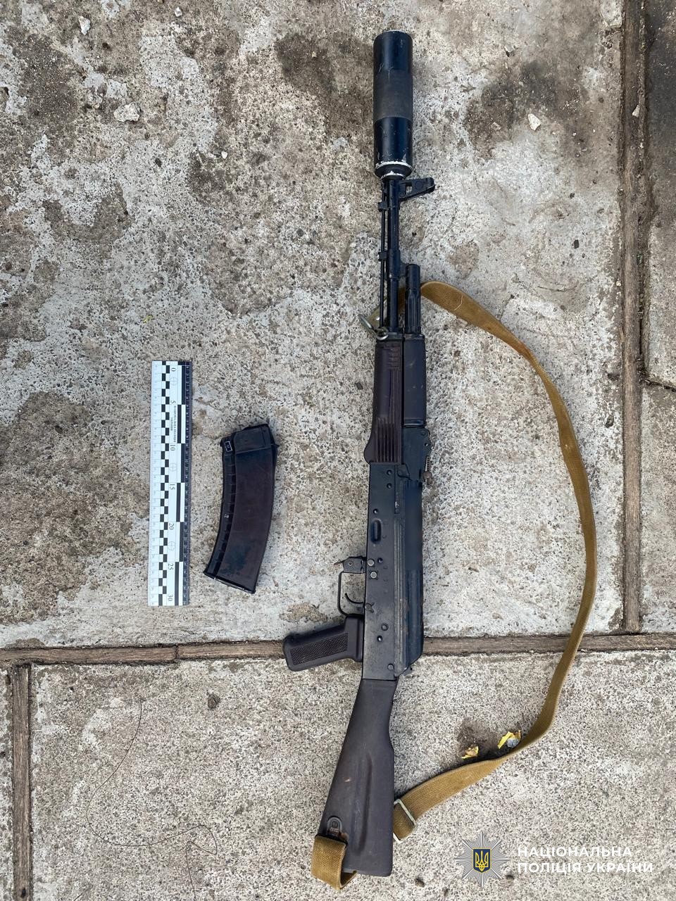 У Новоукраїнському районі поліцейські по гарячих слідах затримали 51-річного чоловіка, який, погрожуючи автоматом, скоїв розбійний напад на продуктовий магазин.