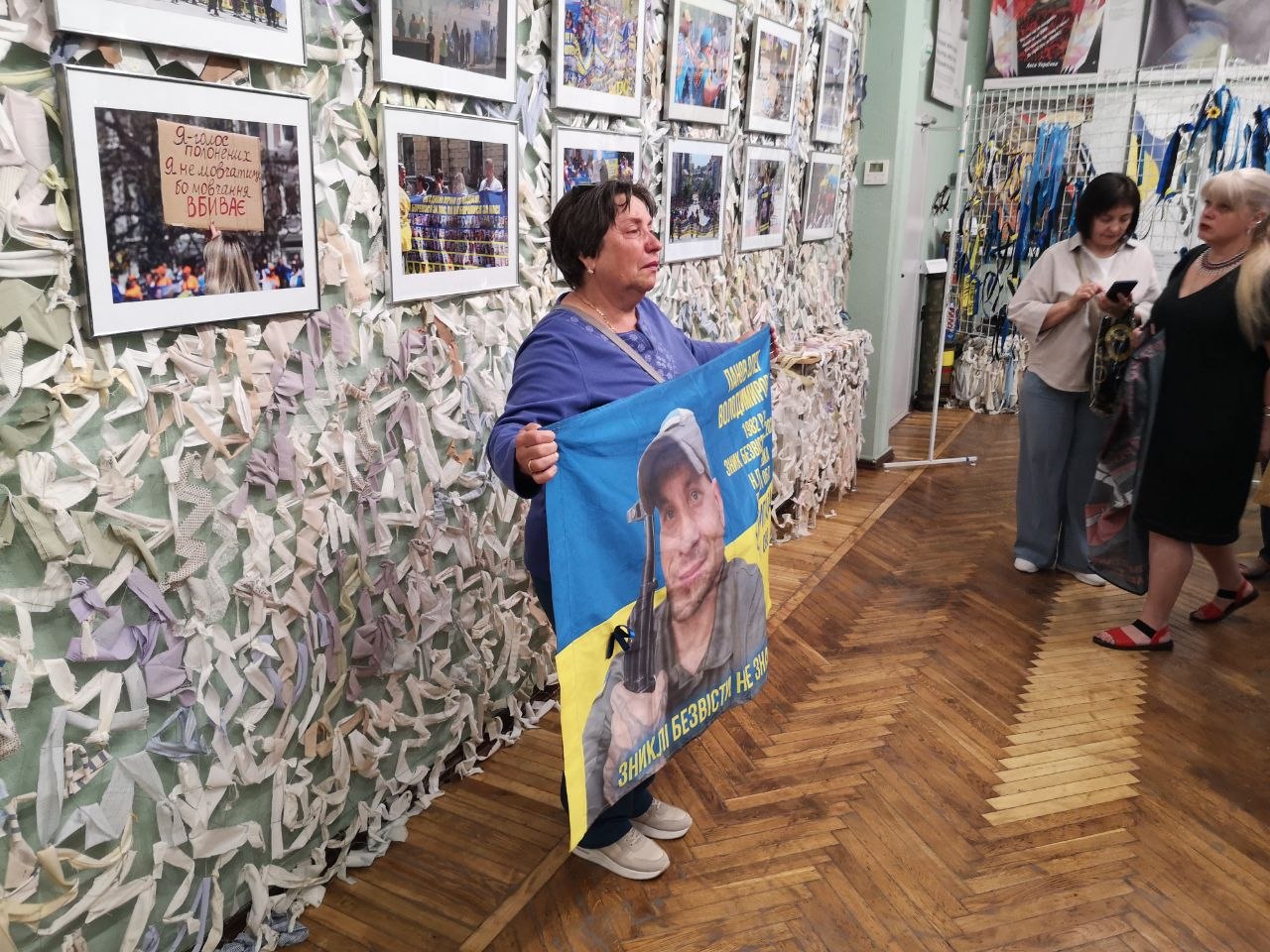 У Музеї мистецтв презентували експозицію &laquo;Тисячі облич - один прапор: Крізь об'єктив фотожурналіста Ігоря Філіпенка&raquo;.