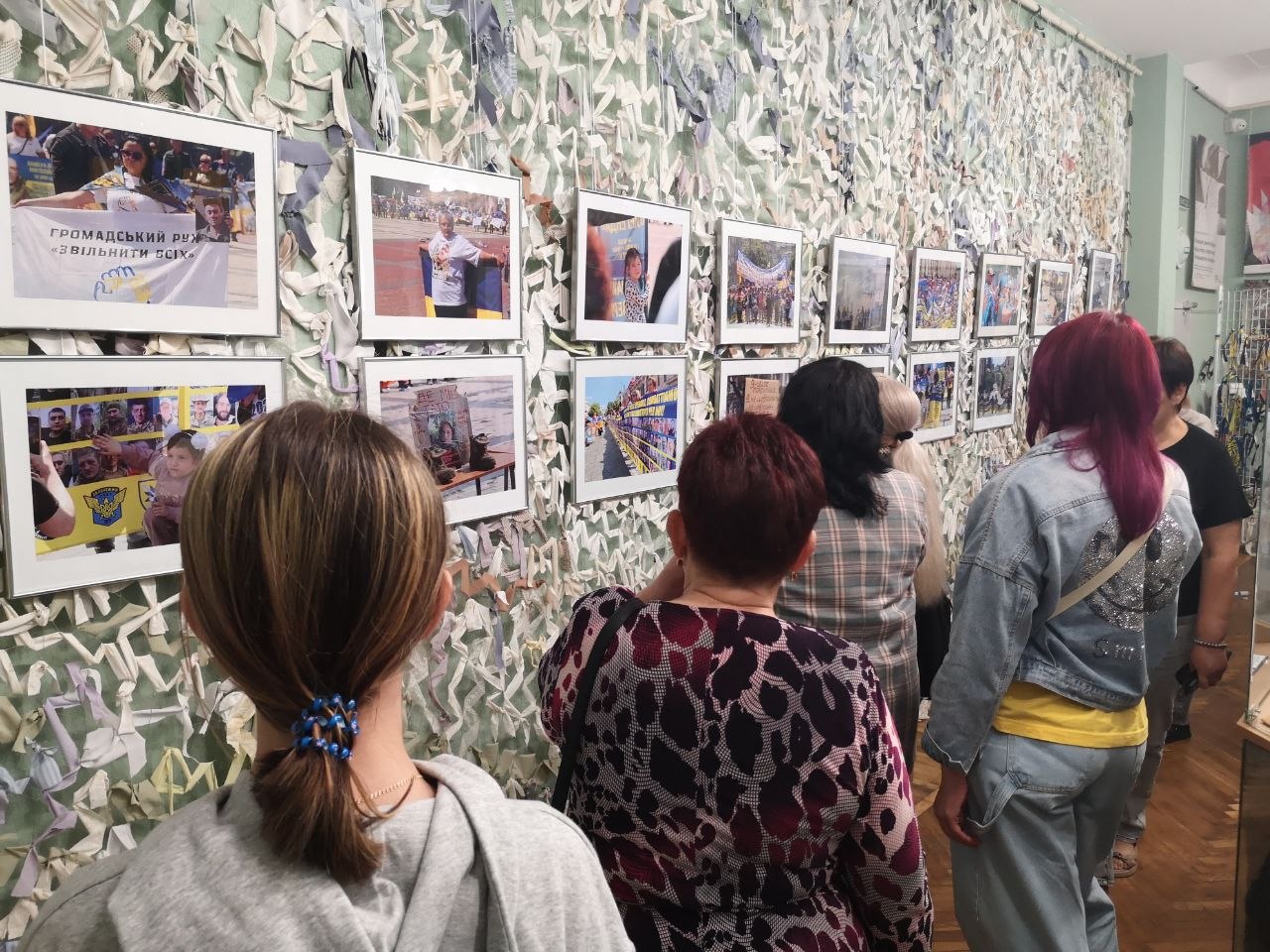 У Музеї мистецтв презентували експозицію &laquo;Тисячі облич - один прапор: Крізь об'єктив фотожурналіста Ігоря Філіпенка&raquo;.