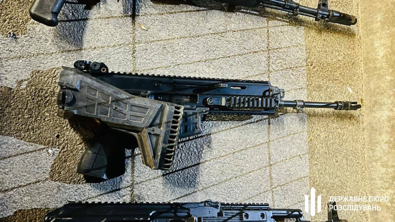 Діяльність каналу незаконного збуту зброї та боєприпасів у Кропивницькому припинило ДБР