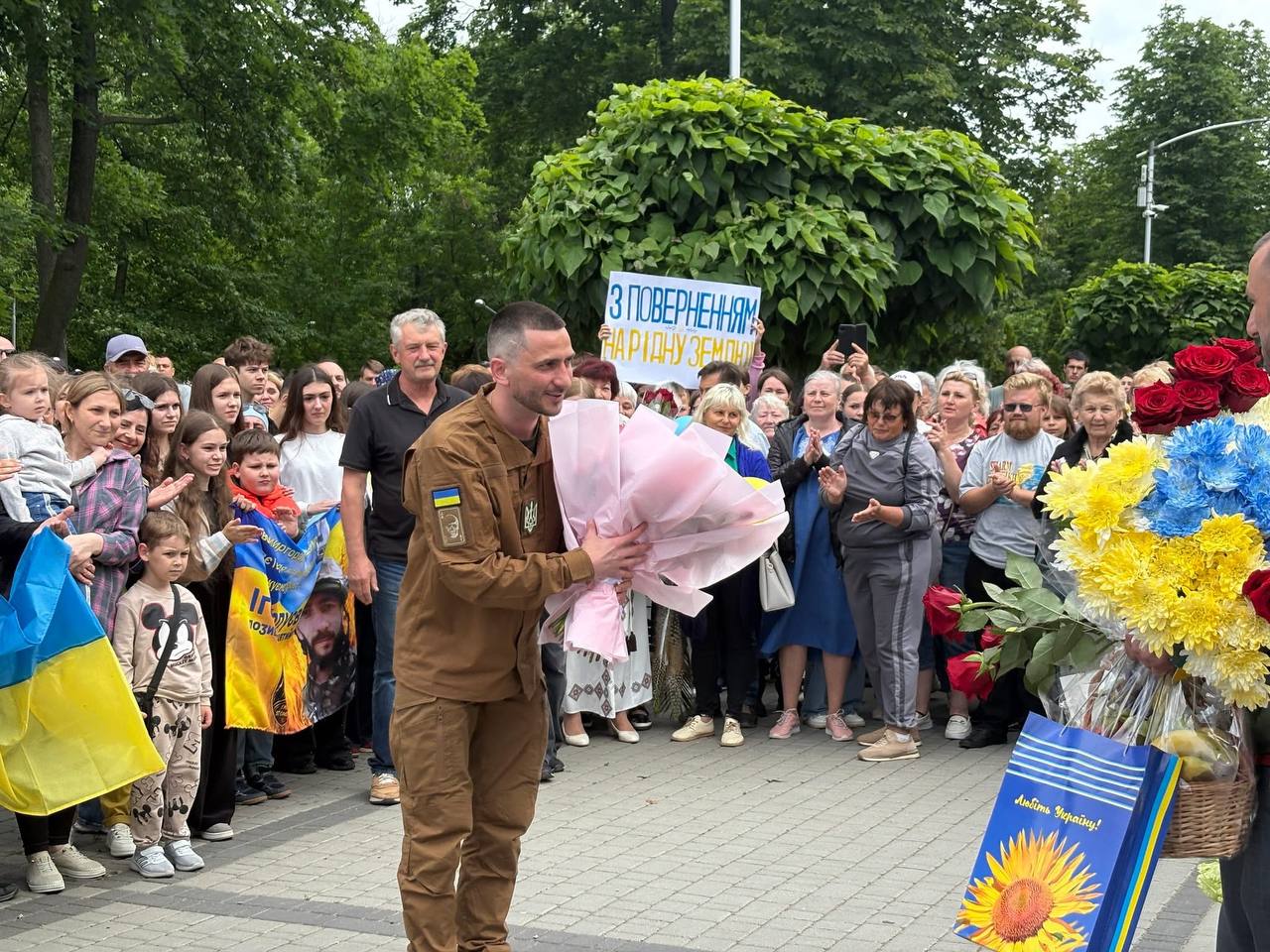 Жителі Новомиргорода зустріли військовослужбовця Ігоря Полуєва,