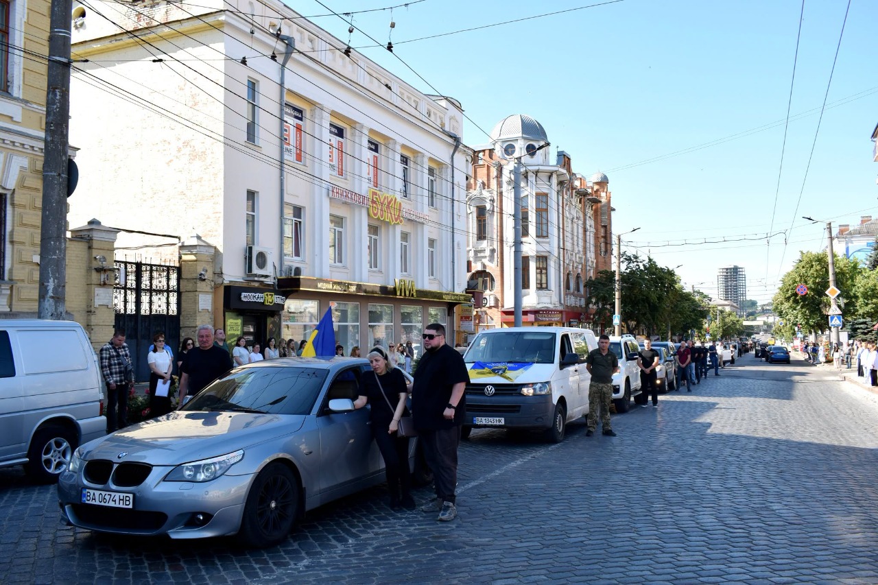 У Кропивницькому провели в останню путь військовослужбовців
