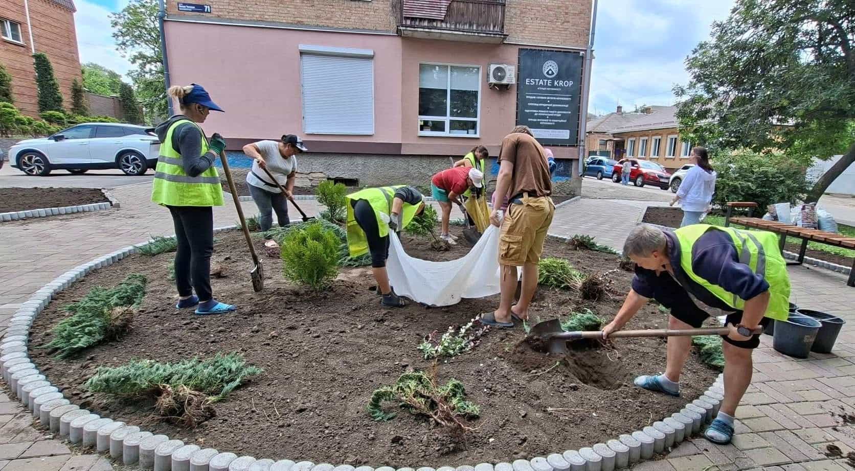 На розі вулиць Віктора Чміленка та Пашутинської в Кропивницькому з&rsquo;явилася нова декоративна ландшафтна композиція.&nbsp;
