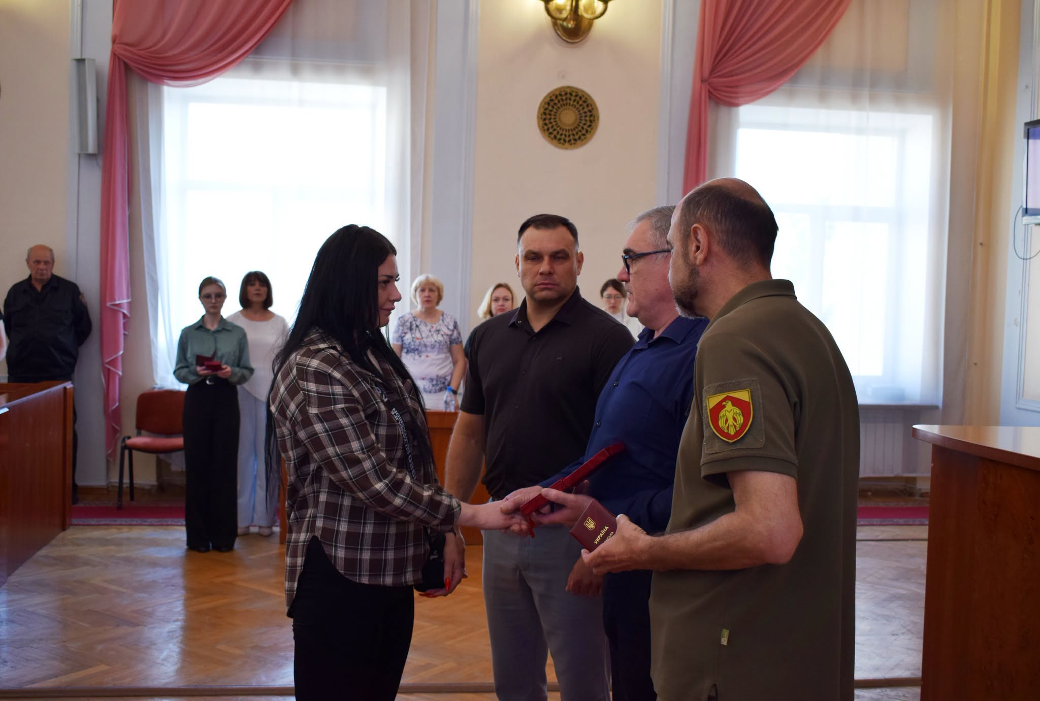 Вшанували загиблих захисників та відзначили військових у Кропивницькій міськраді