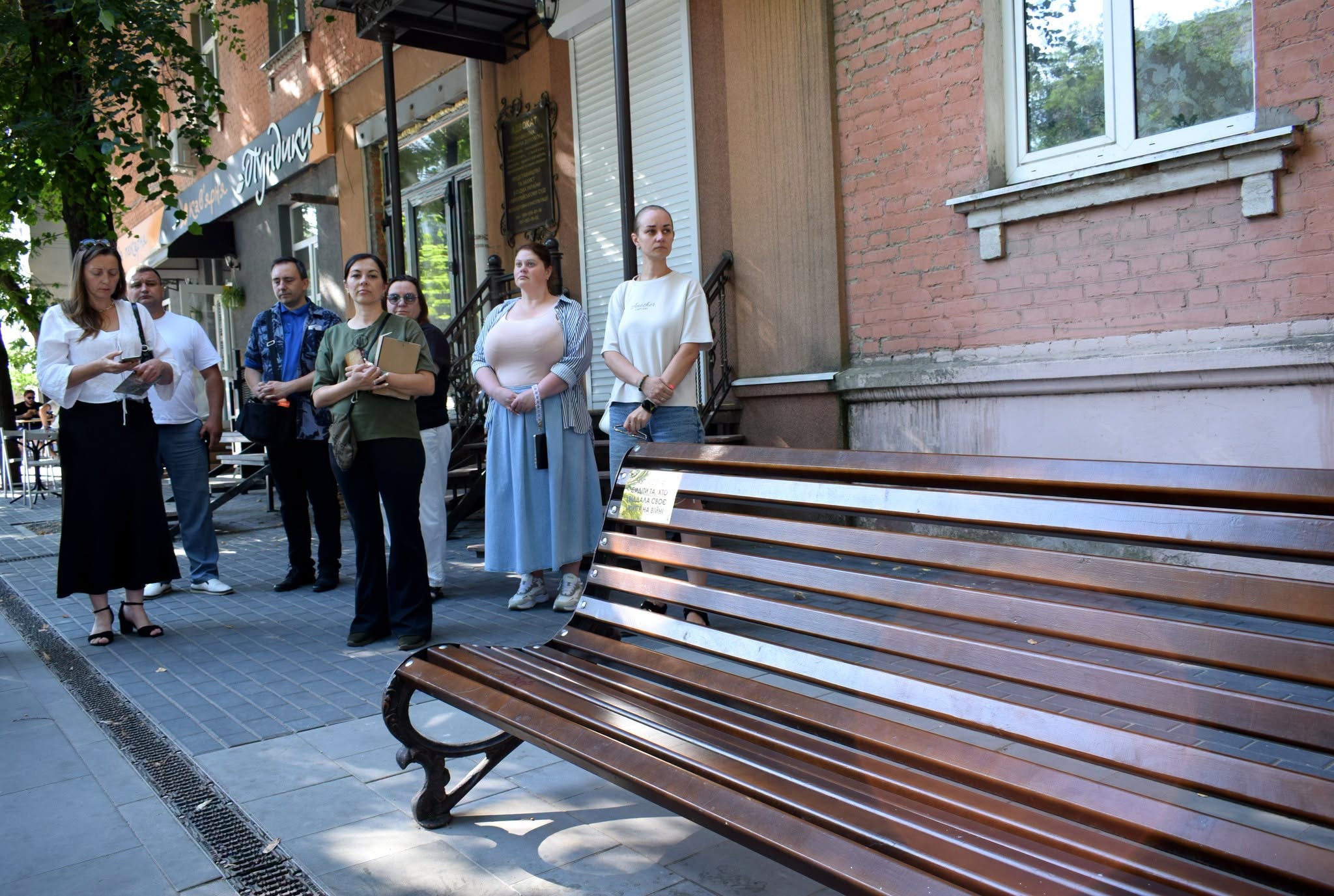 На лавках у парках, скверах і на вулицях міста встановили інформаційні таблички на вшанування пам&rsquo;яті загиблих, полонених і зниклих безвісти воїнів