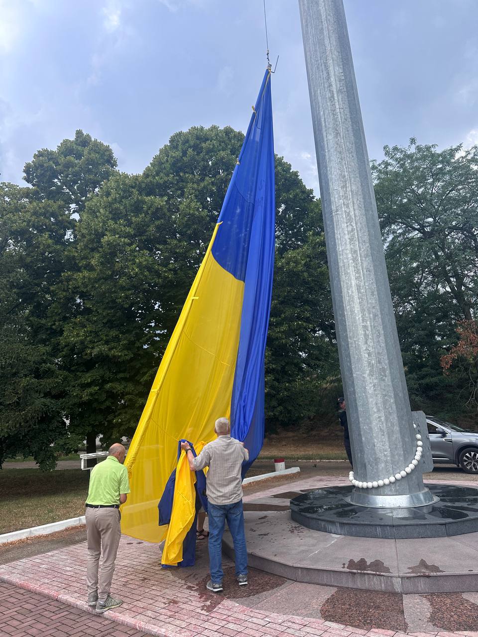 Найбільший прапор міста знову здійняли в Кропивницькому