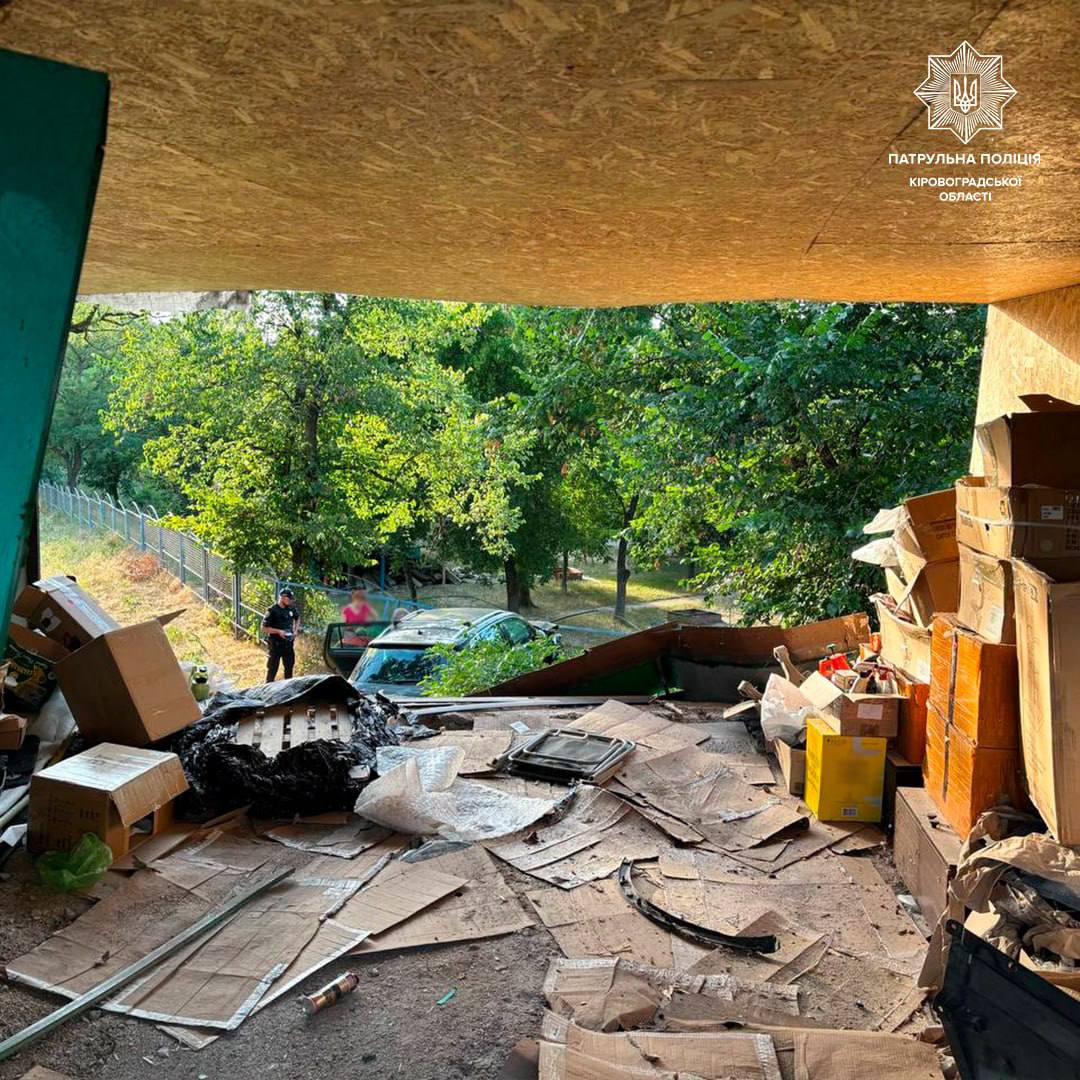П'яний водій вилетів з дороги та врізався в гараж і паркан у Кропивницькому