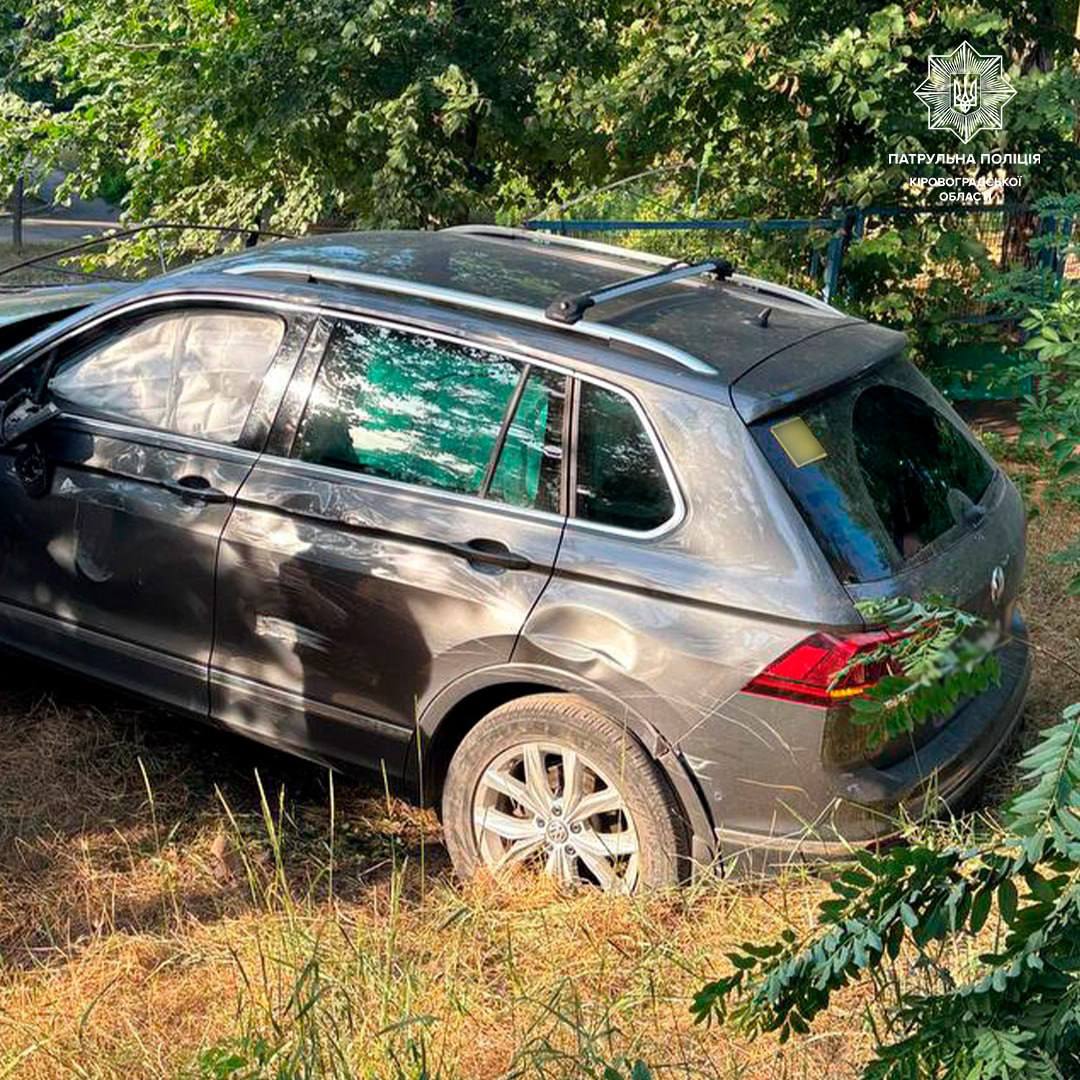 П'яний водій вилетів з дороги та врізався в гараж і паркан у Кропивницькому