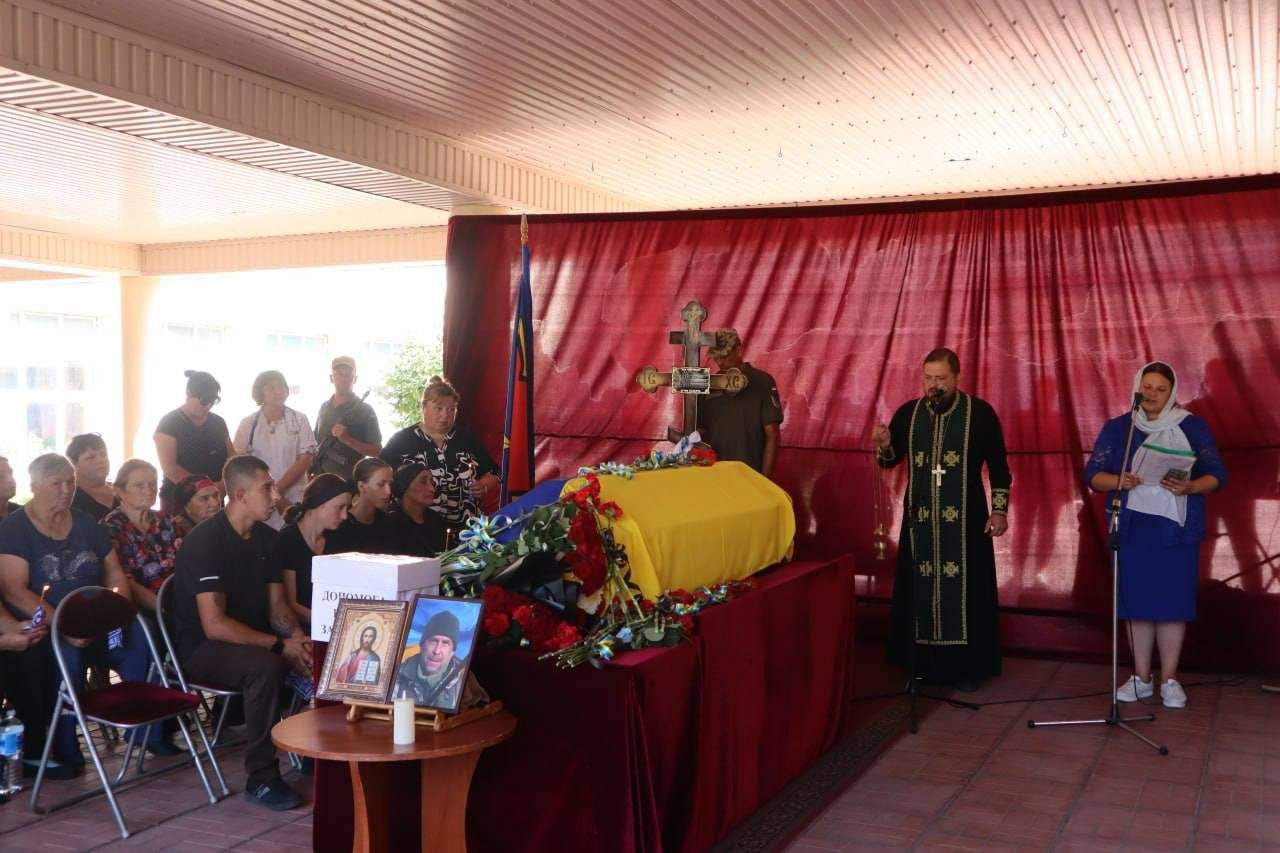 У Новоукраїнці провели в останню путь загиблого військового Олександра Кутюка.