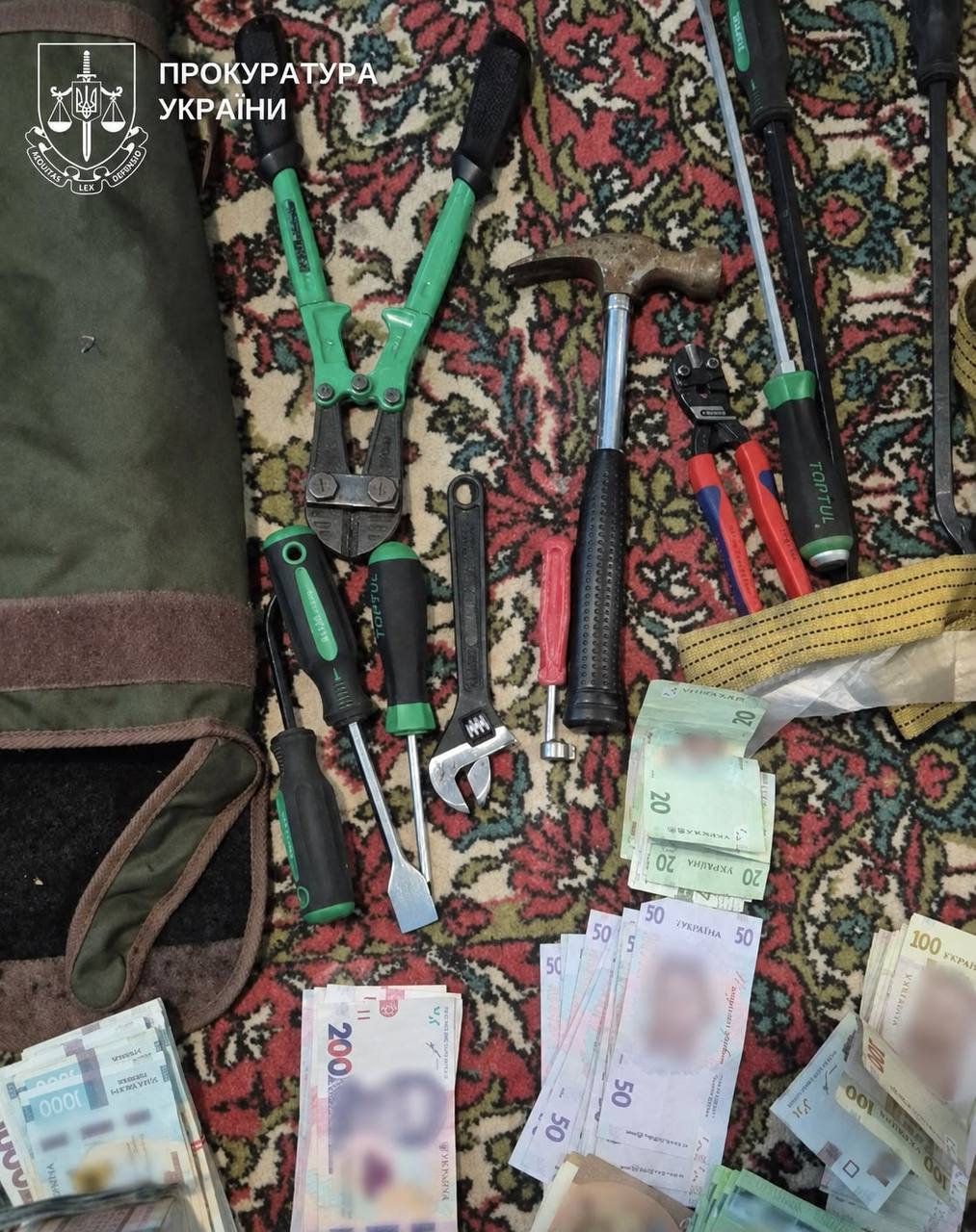 П&rsquo;ятьох жителів Київщини області підозрюють у викраденні понад мільйона гривень із підприємства у Кропивницькому районі.