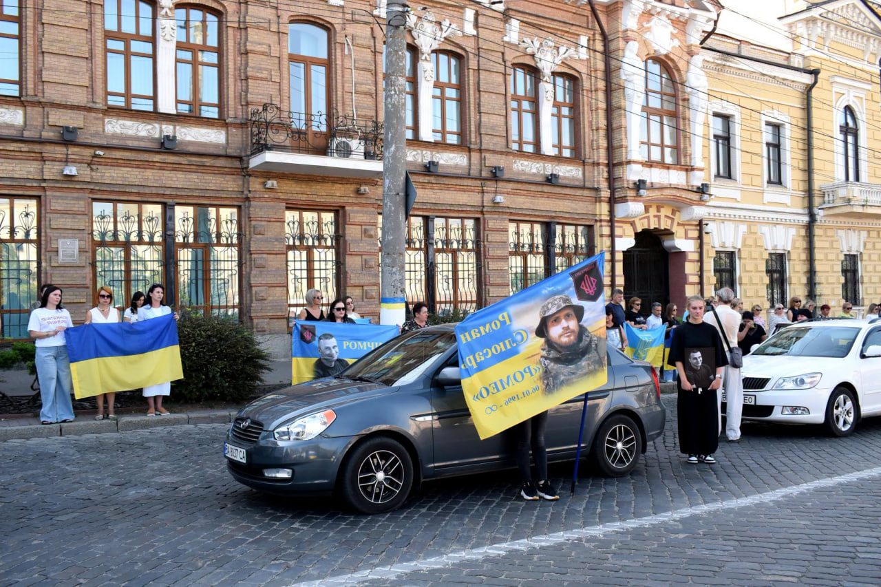 У Кропивницькому провели в останню путь військовослужбовця Романа Слюсаря.