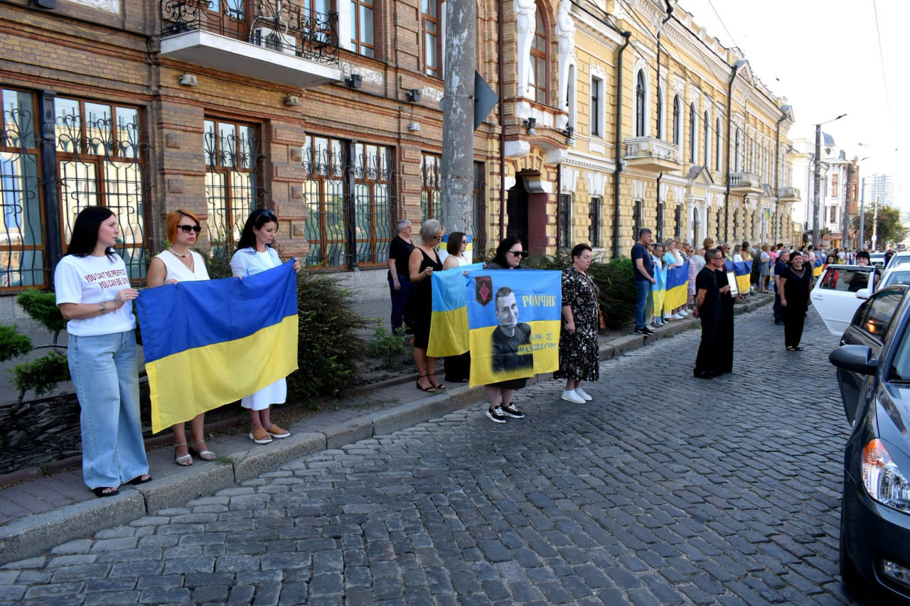У Кропивницькому провели в останню путь військовослужбовця Романа Слюсаря.