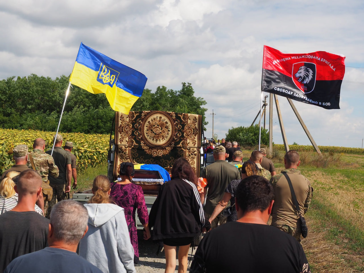 У Гайворонській громаді на Кіровоградщині попрощалися із 20-річним захисником Євгенієм Ліснічуком.