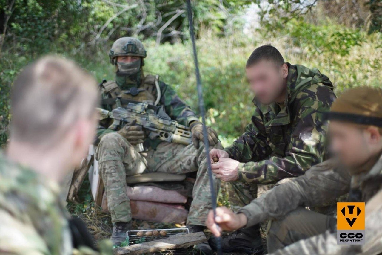 Військові спілкуються