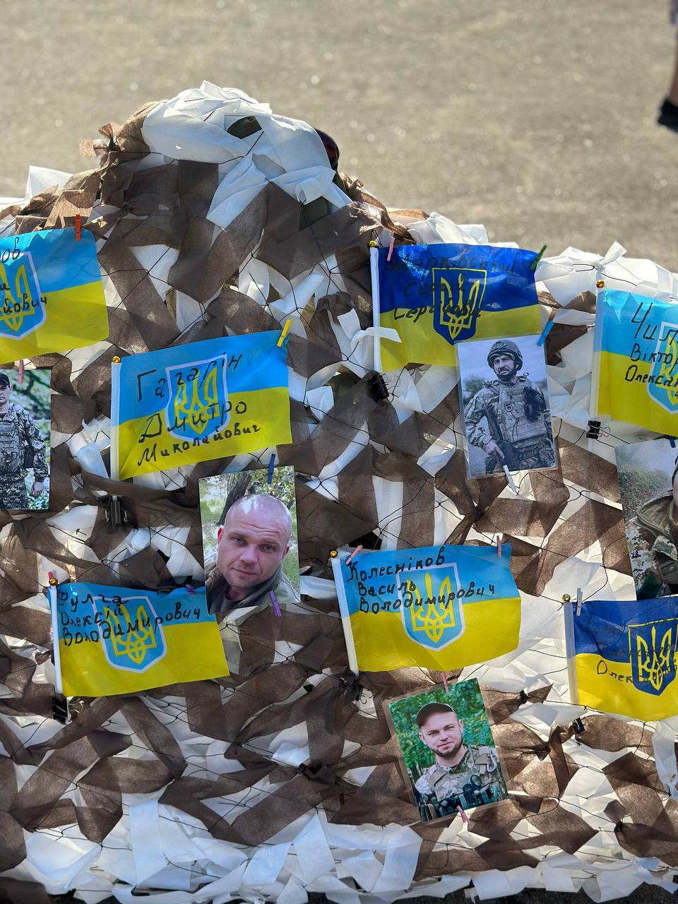 У Помічній раз на два тижні на центральній площі збираються близькі військових,