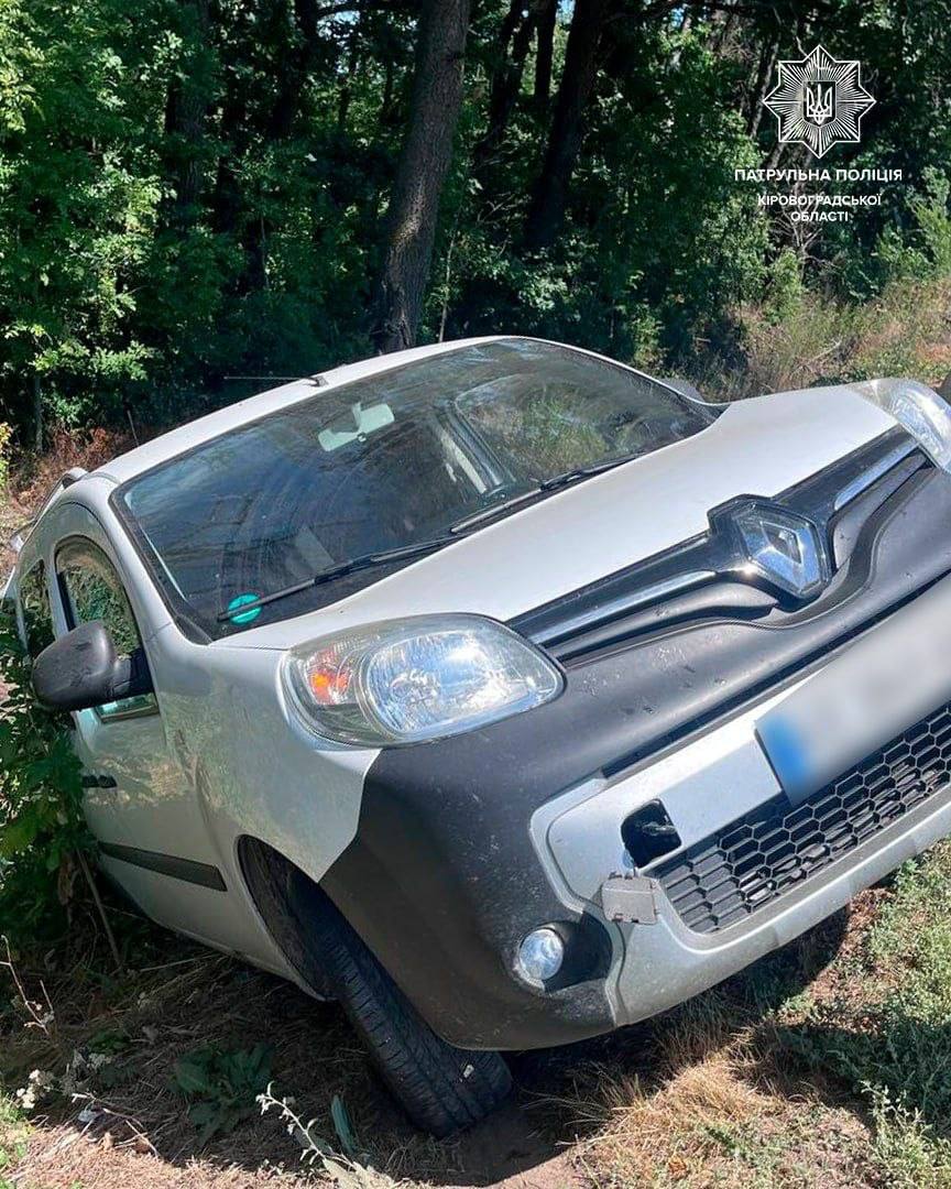 Вантажівка та легковик перекинулися у кювет у Новоукраїнському районі