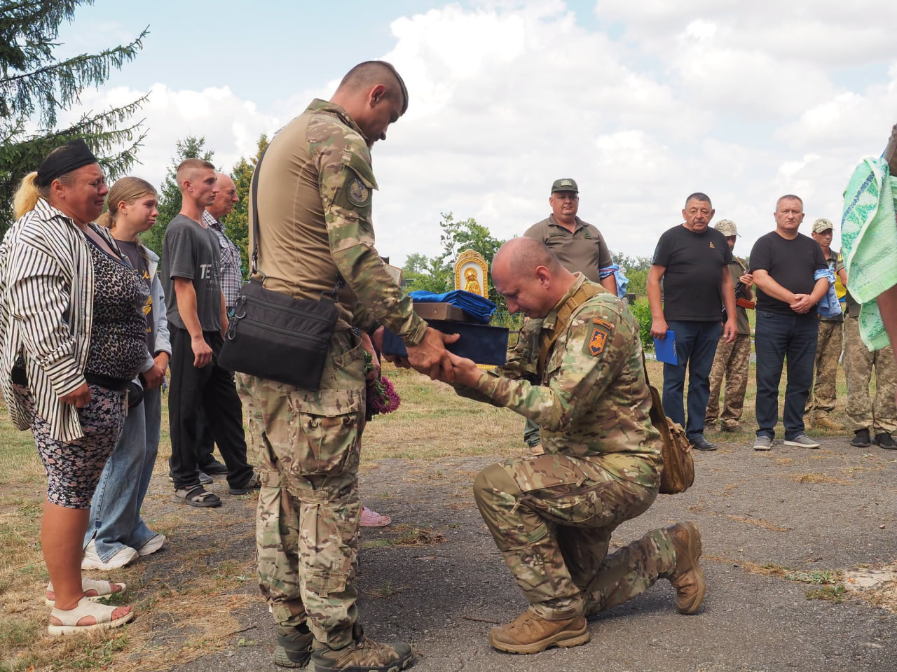 У Гайворонській громаді на Кіровоградщині попрощалися із 20-річним захисником Євгенієм Ліснічуком.
