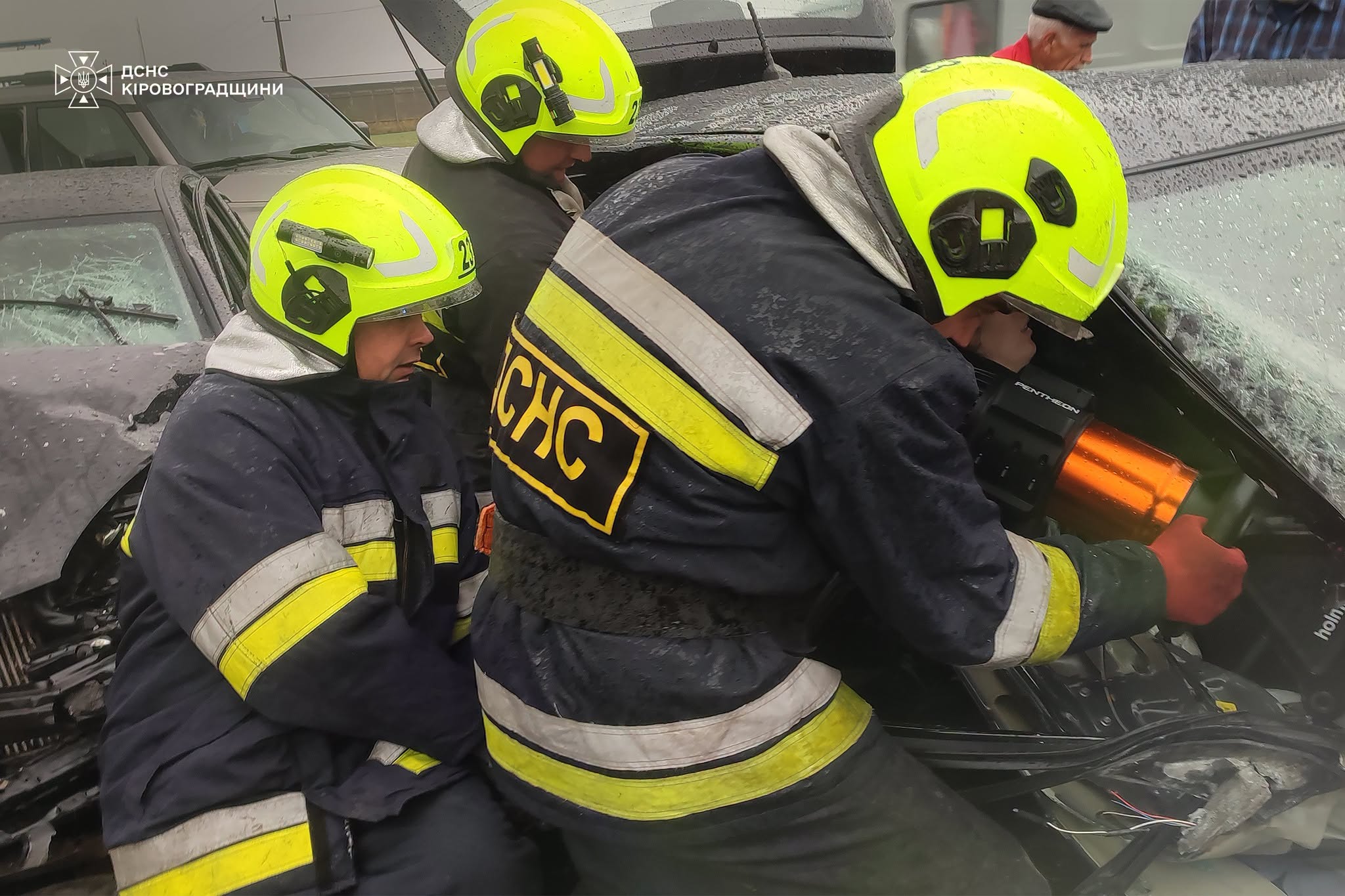 Двоє постраждалих потребували допомоги рятувальників.