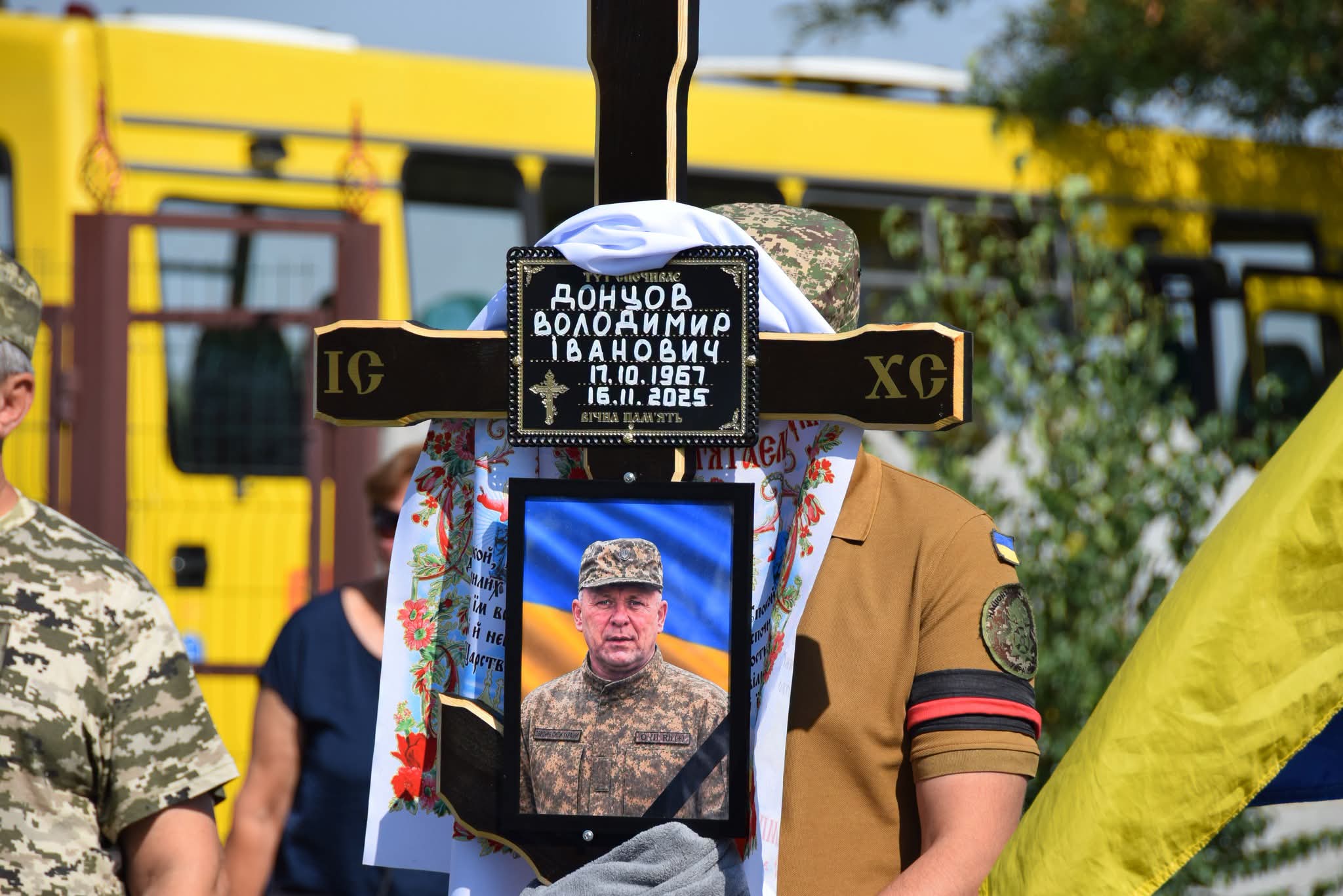 На Кіровоградщині у Петрівській громаді попрощалися із загиблим військовим Володимиром Донцовим