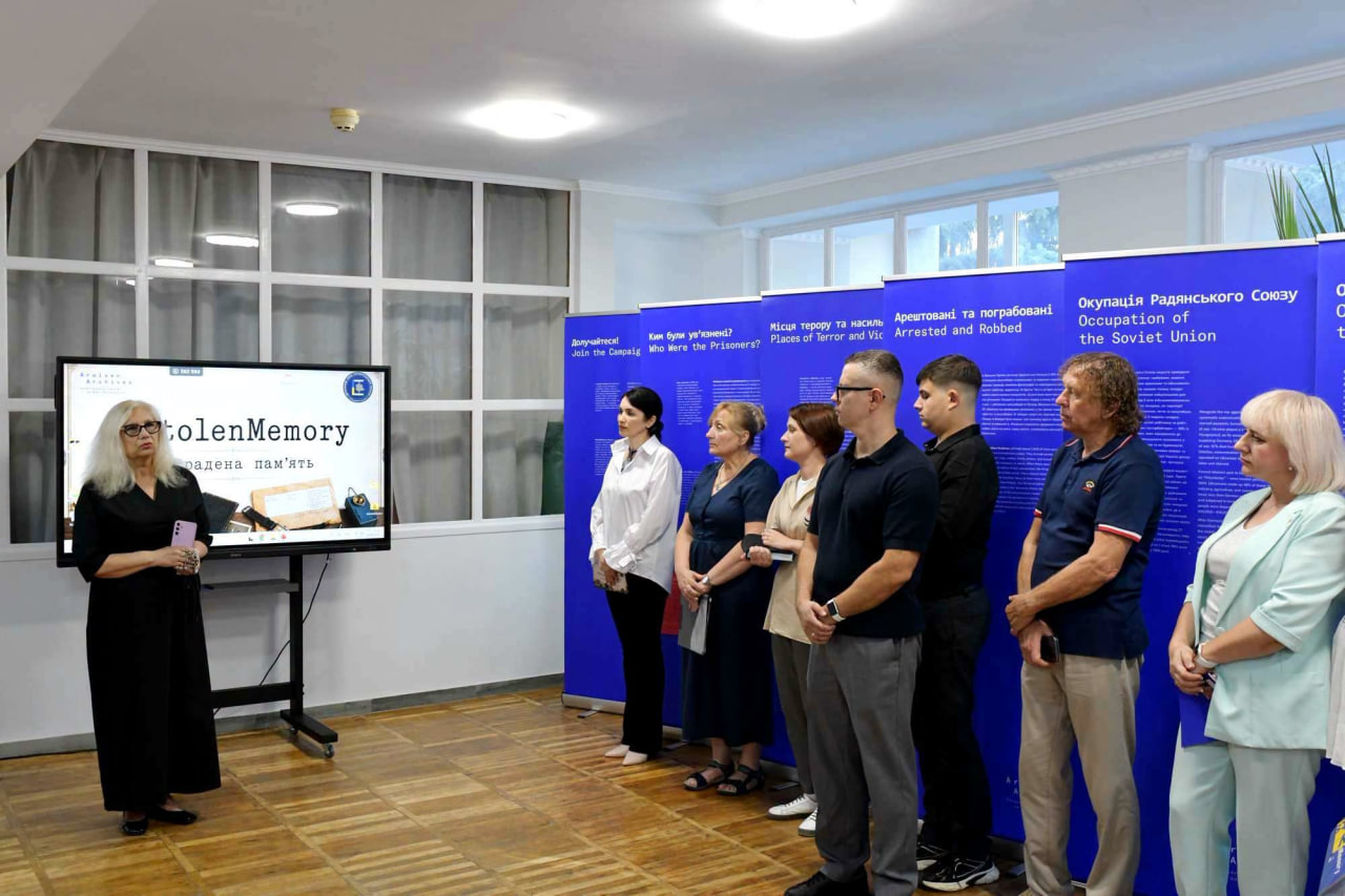 в Кропивницькому відкрили пересувну виставку &laquo;Вкрадена пам&rsquo;ять&raquo;.