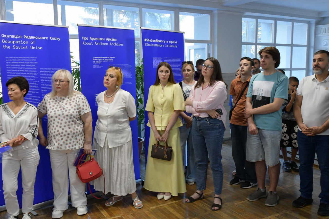 в Кропивницькому відкрили пересувну виставку &laquo;Вкрадена пам&rsquo;ять&raquo;.