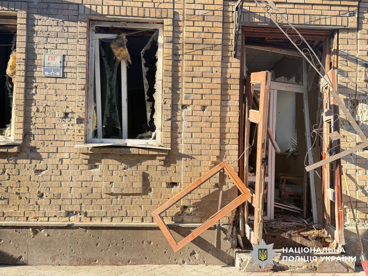 Пошкоджене житло внаслідок російських повітряних атак.