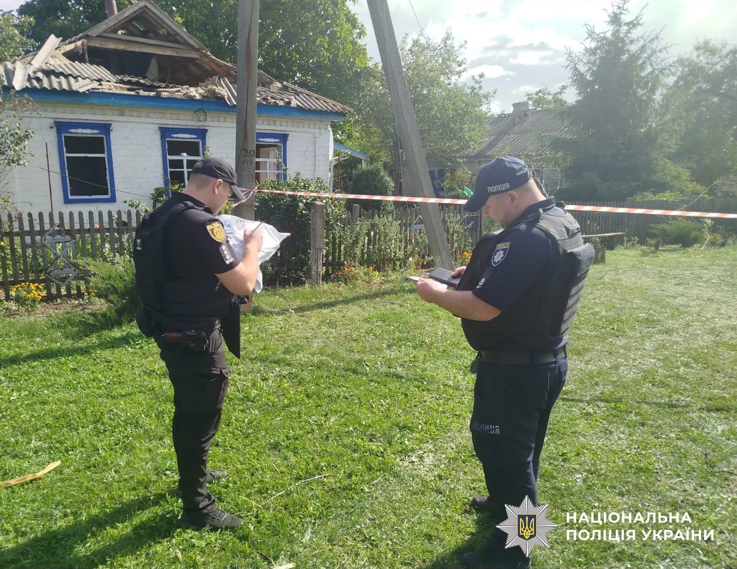 Правоохоронці разом із представниками інших служб працюють на місцях подій 