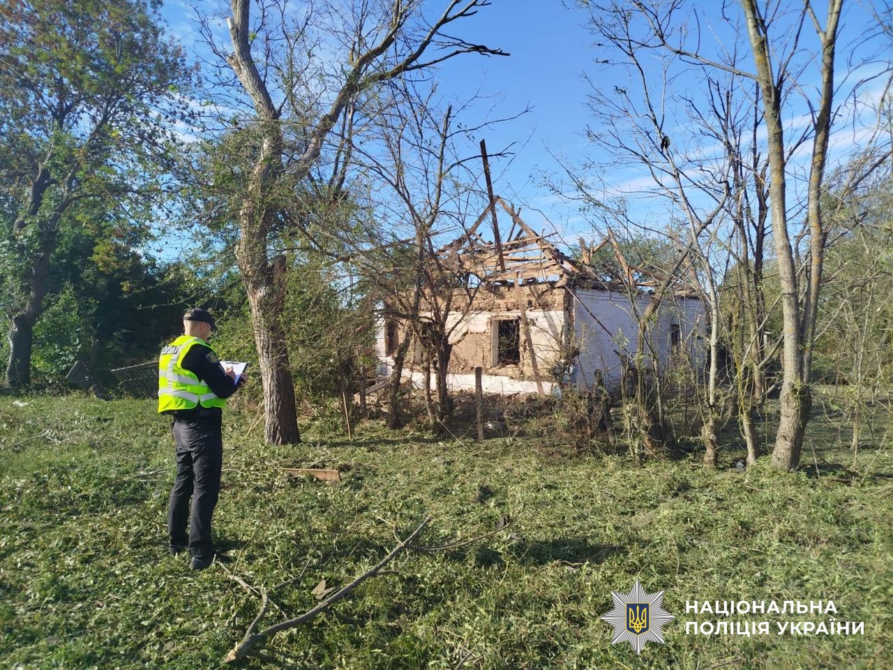 Правоохоронці разом із представниками інших служб працюють на місцях подій 