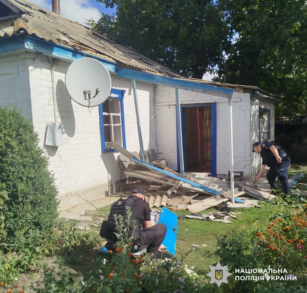 Правоохоронці разом із представниками інших служб працюють на місцях подій 