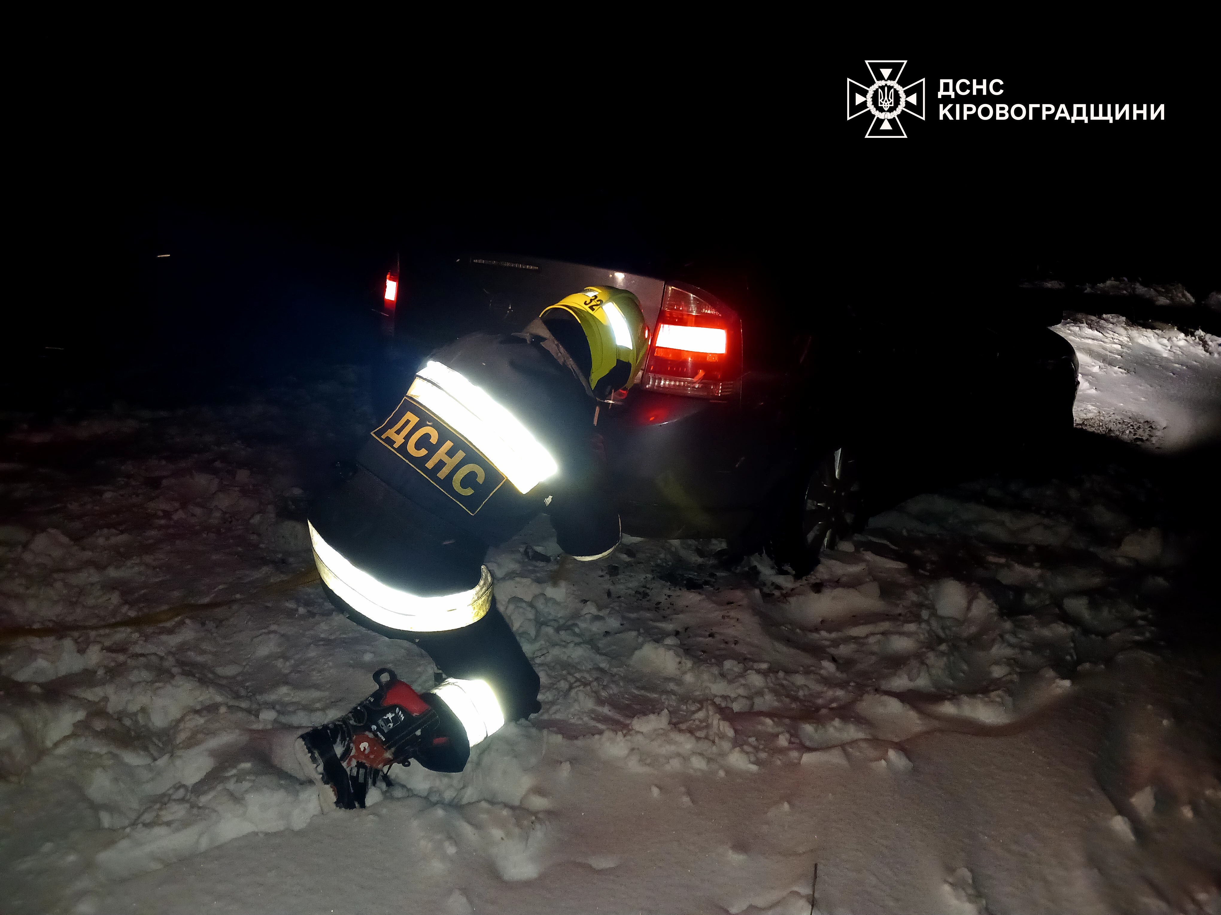 У Кіровоградській області рятувальники надавали допомогу водіям на засніжених автошляхах області, зокрема й водієві «швидкої».