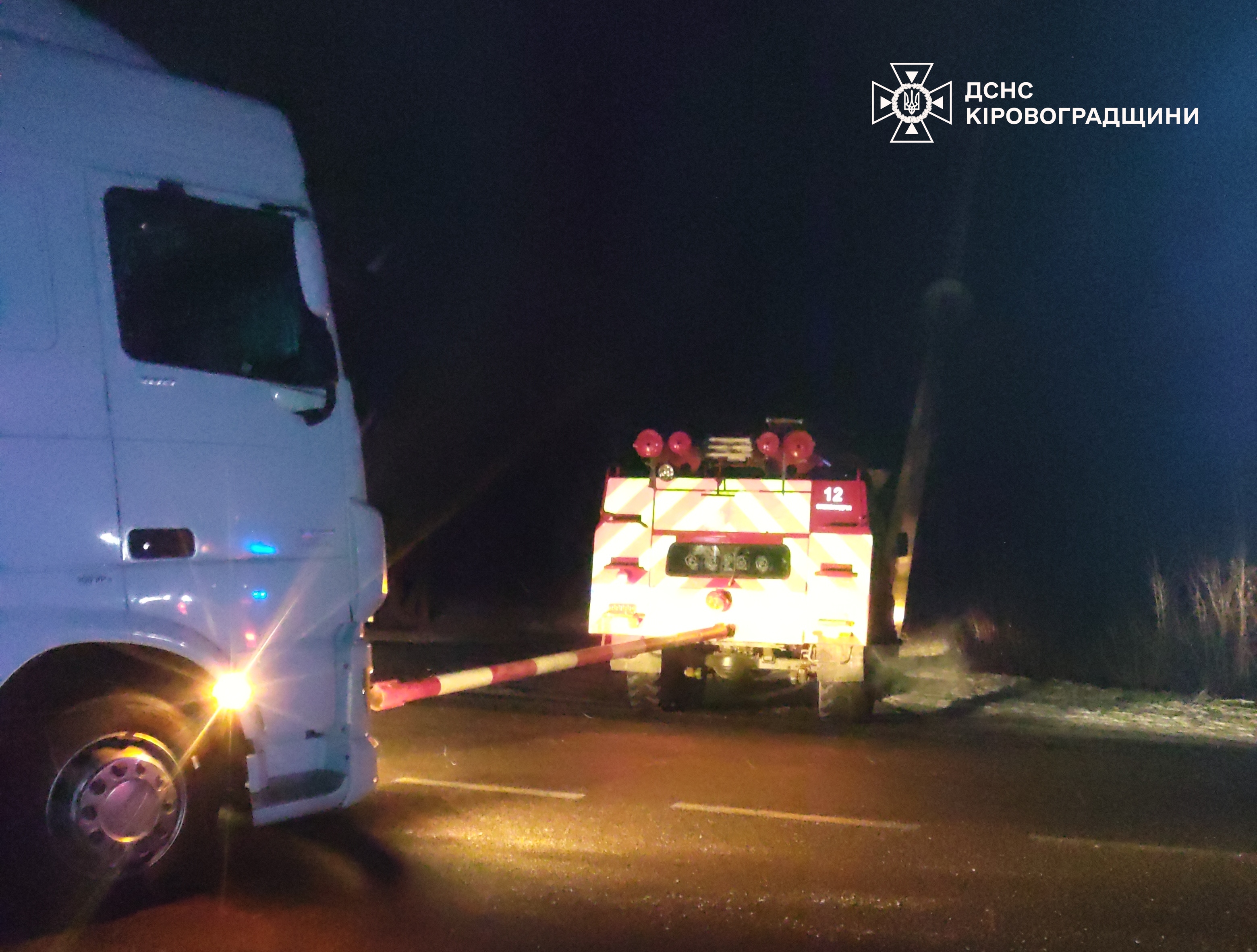 У Кіровоградській області рятувальники надавали допомогу водіям на засніжених автошляхах області, зокрема й водієві «швидкої».