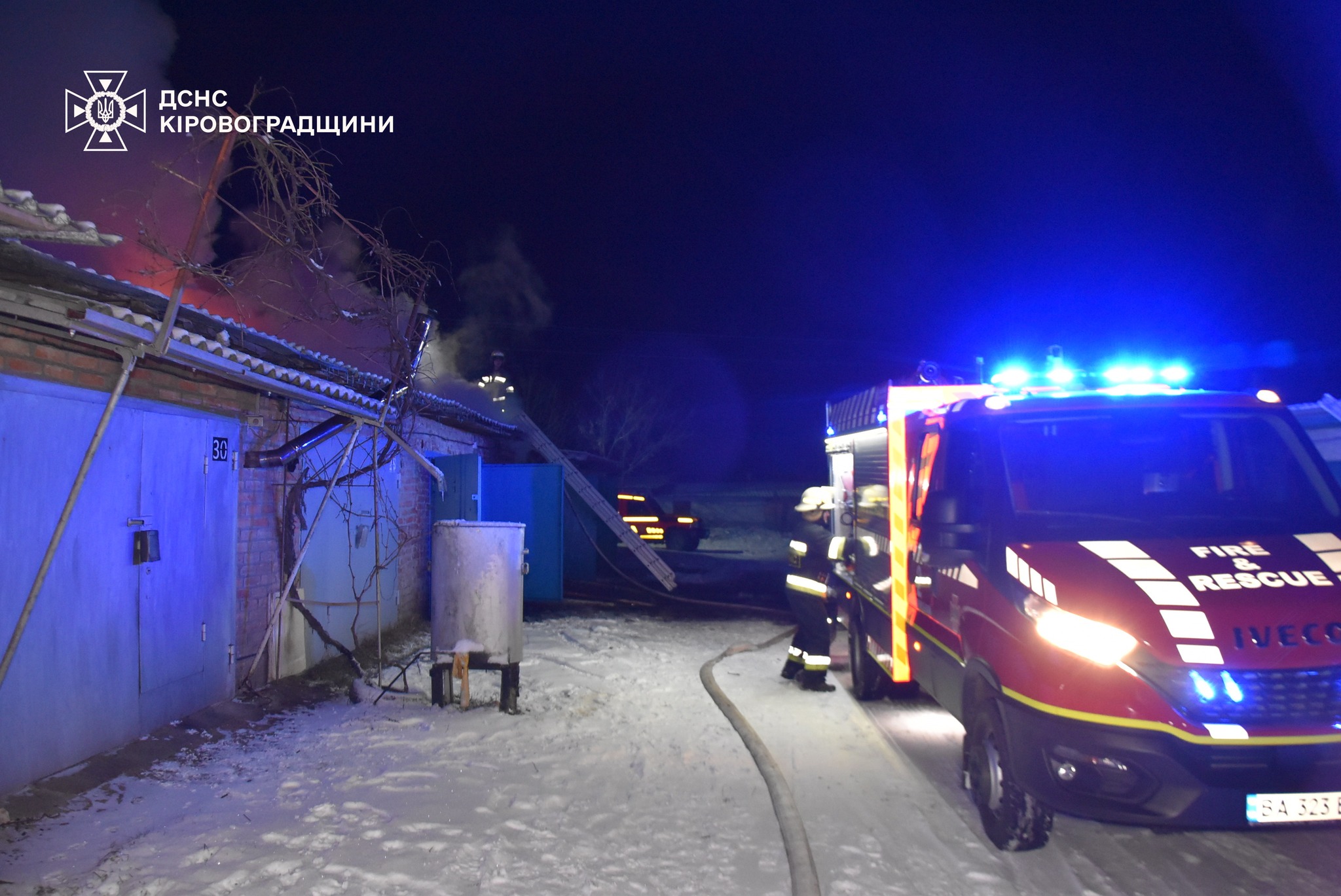 У селі Соколівське Кропивницького району загорілося шість гаражів.