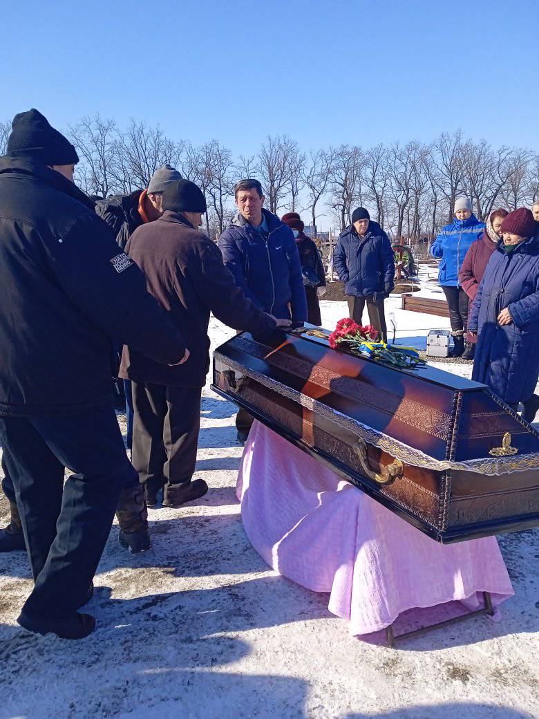 У Долинській в останню путь провели загиблого військового Юрія Парфьонова.