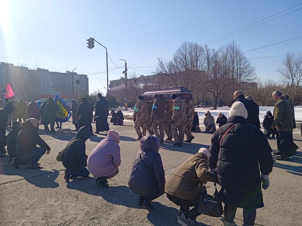 У Долинській в останню путь провели загиблого військового Юрія Парфьонова.