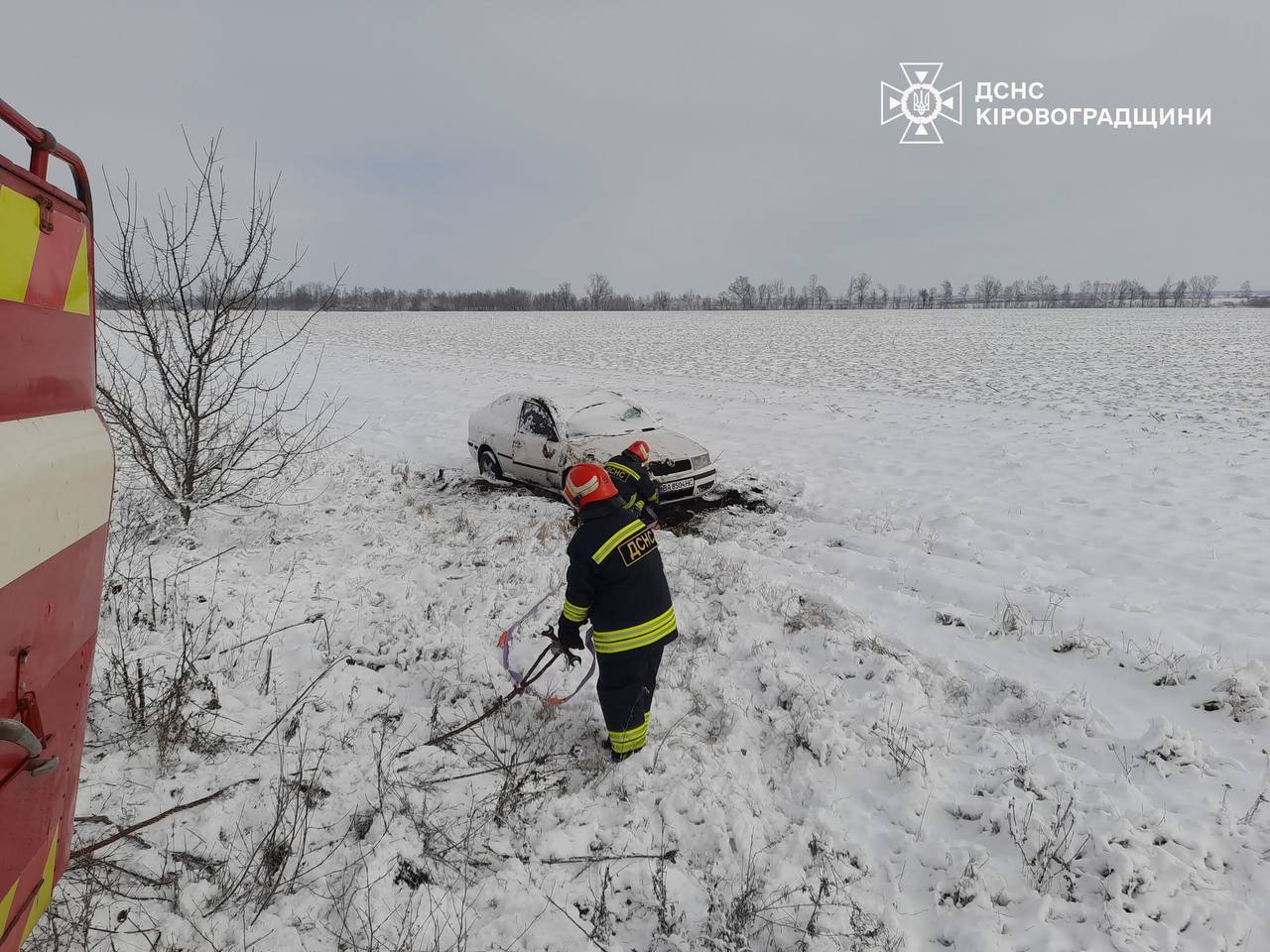 У Кіровоградській області рятувальники надавали допомогу водіям на засніжених автошляхах області, зокрема й водієві «швидкої».