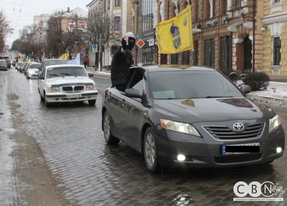 У Кропивницькому влаштували автопробіг та акцію «Не мовчи! Полон вбиває!».