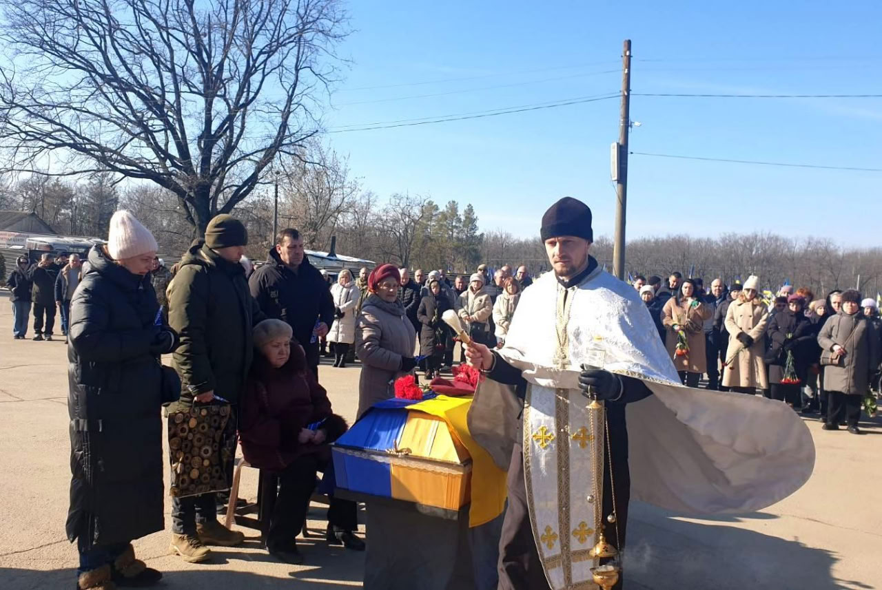 У Кропивницькому провели в останню путь загиблого військового, головного сержанта Олександра Деревянка.