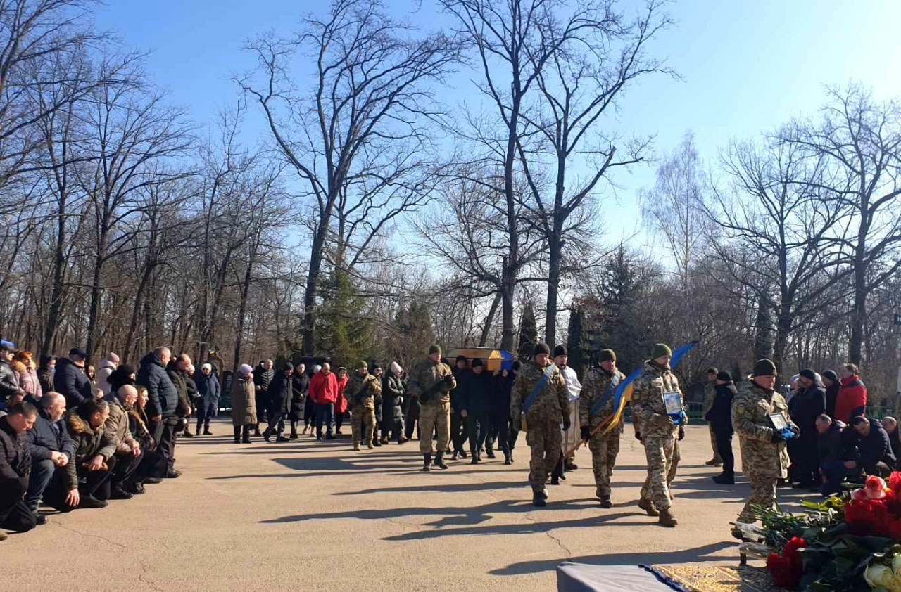 У Кропивницькому провели в останню путь загиблого військового, головного сержанта Олександра Деревянка.