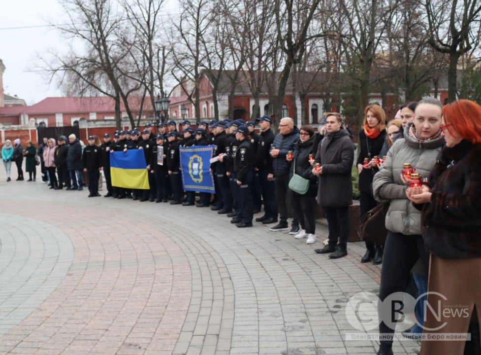 Памʼять загиблих від авіаудару по театру в Маріуполі вшанували у Кропивницькому